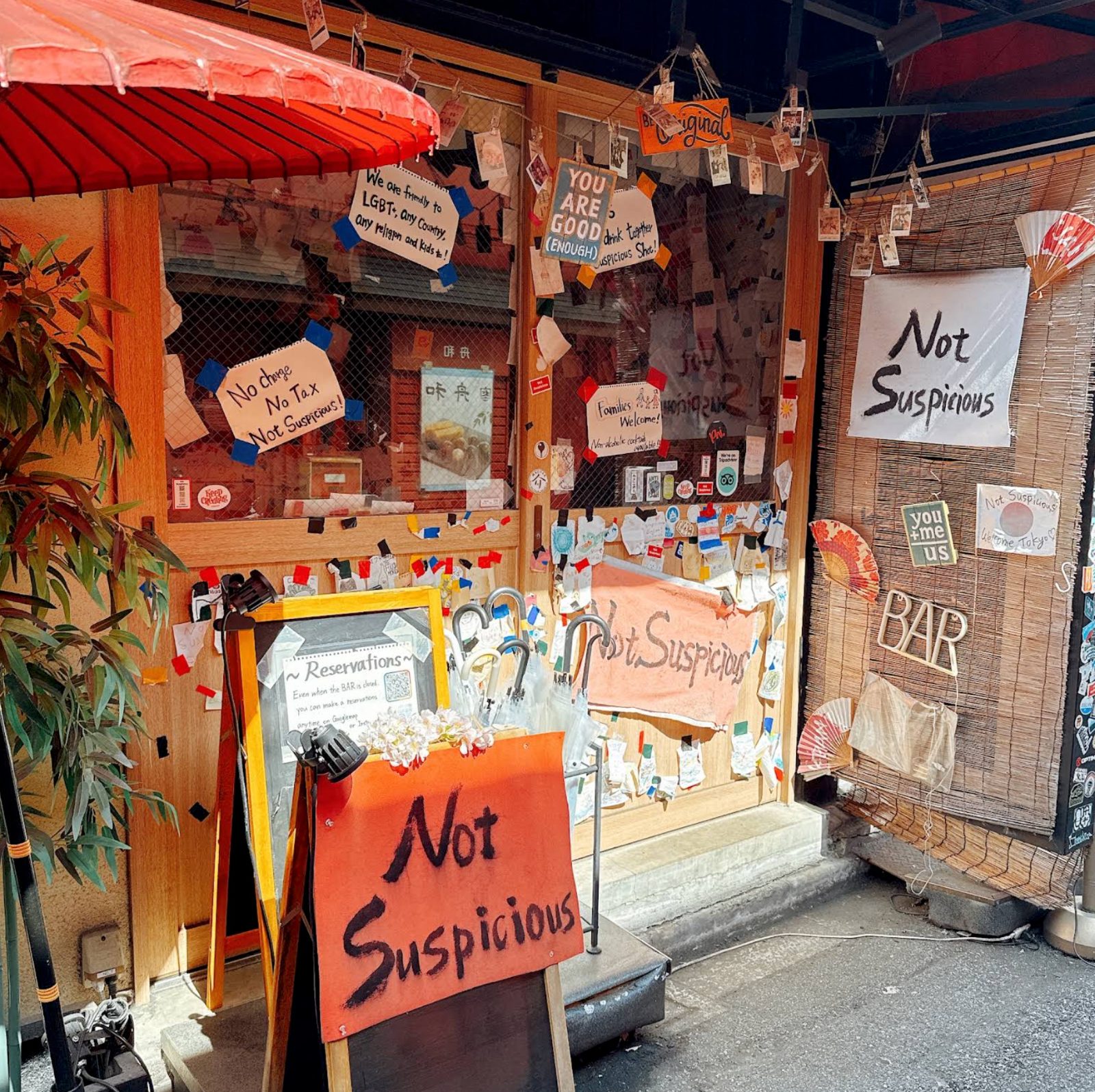 Not Suspicious 店内写真